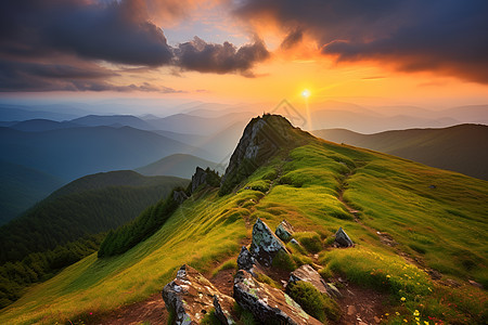 夕阳余晖下的山丘图片