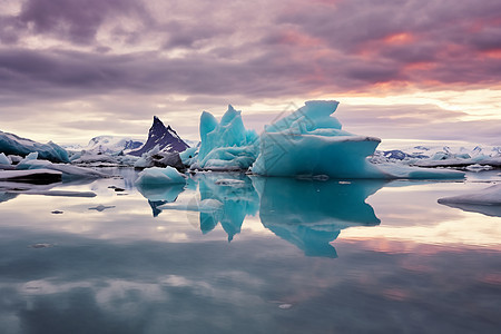 冰湖上漂浮的一群冰山图片
