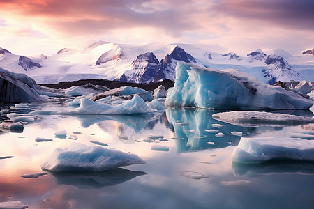 冰湖中漂浮的巨大冰山图片