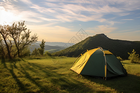 夏日山野露营的帐篷背景