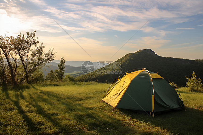 夏日山野露营的帐篷图片