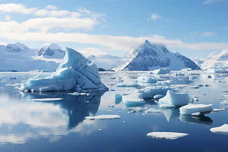 冰山漂浮在水中背景