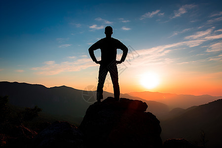 攀登山峰的男子图片