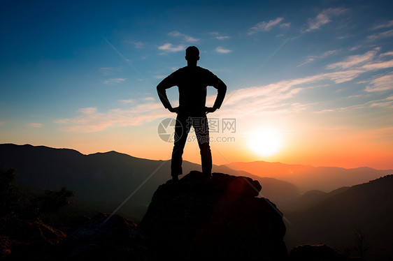 攀登山峰的男子图片