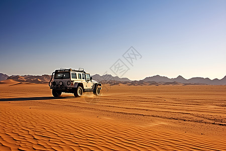 沙漠中飞驰越野的汽车图片