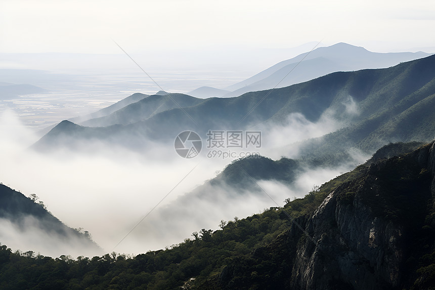 山脉上升起的云雾图片