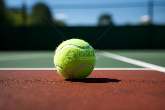 天空背景下的网球场图片