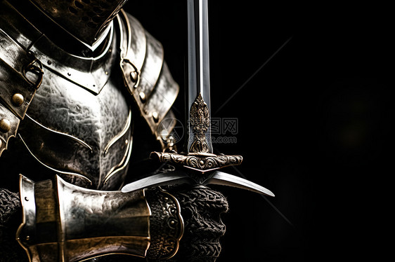 穿着盔甲拿着剑的骑士图片