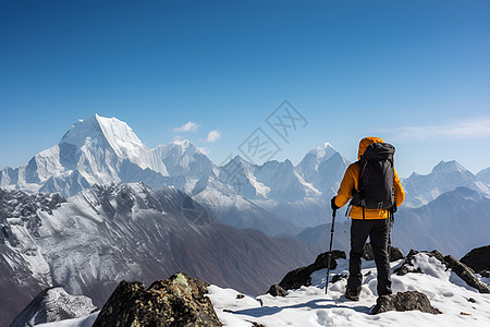 攀登到山顶的男人高清图片