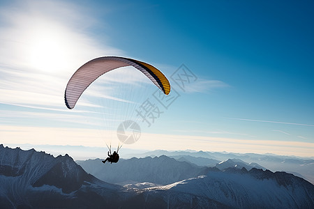 飞跃苍穹的滑翔伞图片