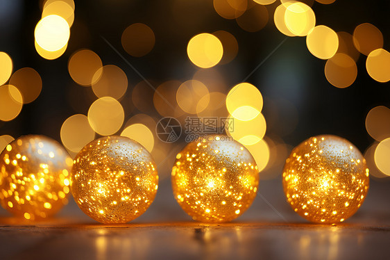 金色闪亮的圣诞球图片