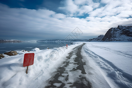 雪地上的红色警示图片