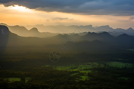 夕阳下的山脉背景图片