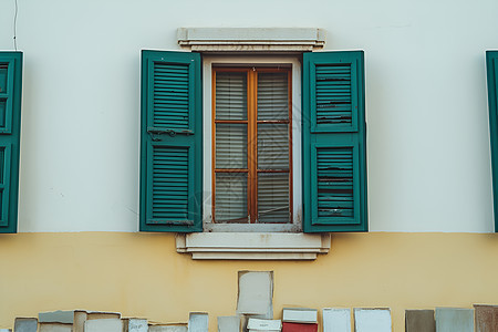 绿色百叶窗的建筑窗户图片