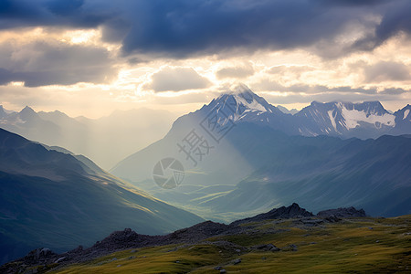 户外山脉中的雾霾背景图片