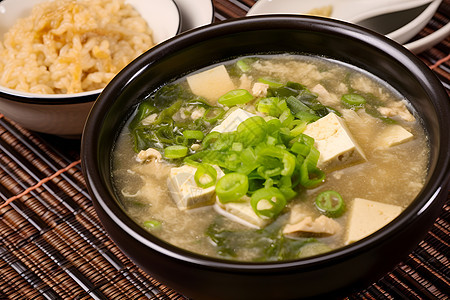 桌面上健康的豆腐汤图片