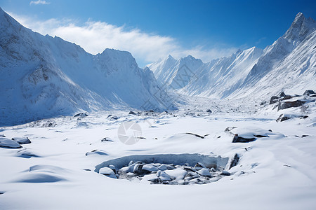 冬季白雪覆盖的雪山景观图片