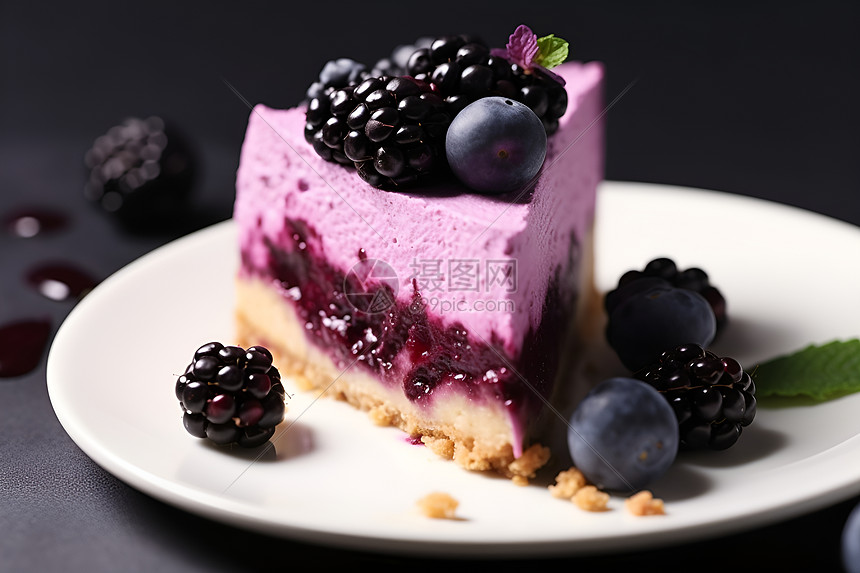 美味的紫色浆果蛋糕图片
