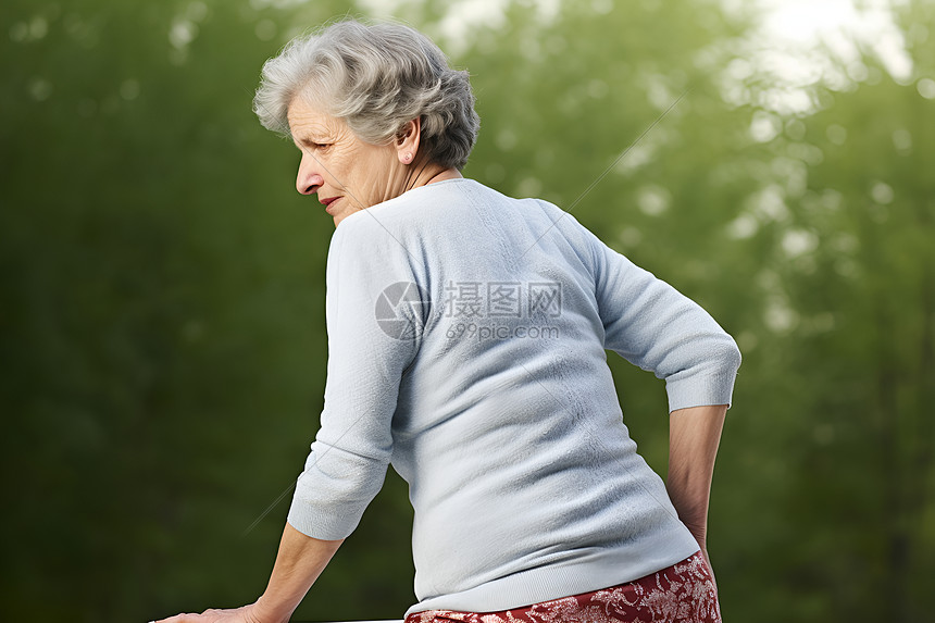 腰疼的老年女性图片