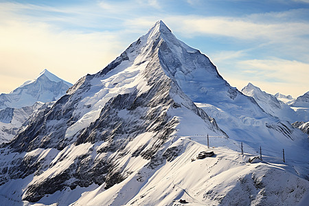 冬日白雪覆盖的阿尔卑斯山脉景观图片
