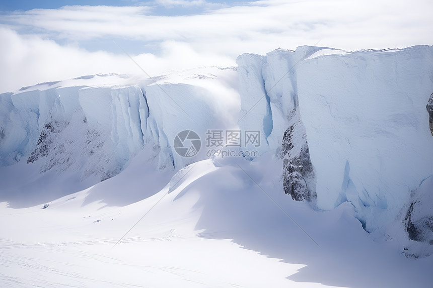 冰雪覆盖的悬崖图片