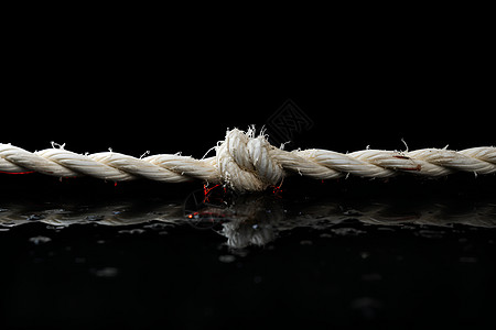 白色的绳子即将断裂绳子高清图片