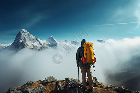 背包客站在云雾缭绕的山顶背景图片