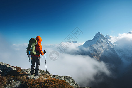 云雾中的背包客背景图片