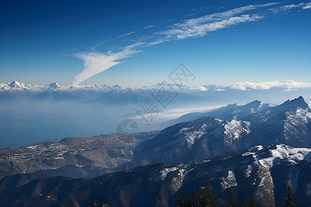 蓝天下的高山图片