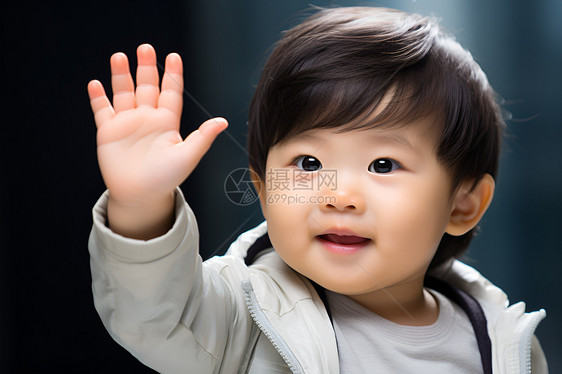 微笑的小男孩挥舞手臂图片
