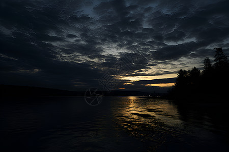 湖畔夜色黑暗的湖畔景色背景