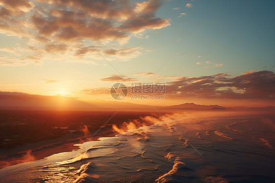 夕阳余晖的海滩图片