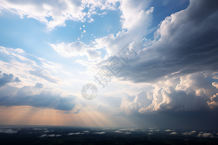 阳光透过云层洒在马匹草地上图片