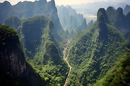 云雾缭绕的山峦图片