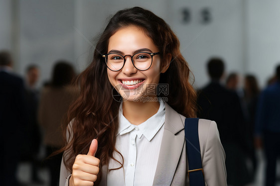 竖起大拇指的女人图片