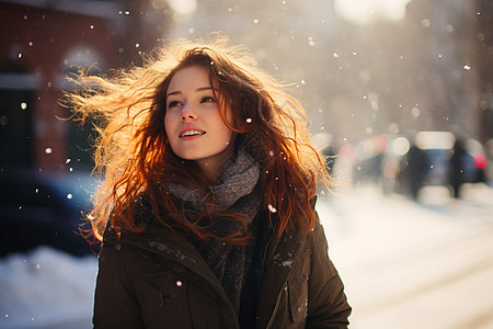 女人在雪地行走图片