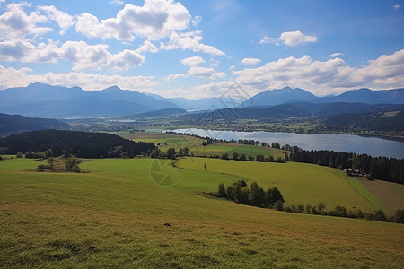 青山草地湖畔青山背景