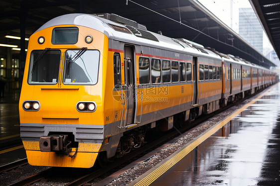 黄色火车驶入车站图片