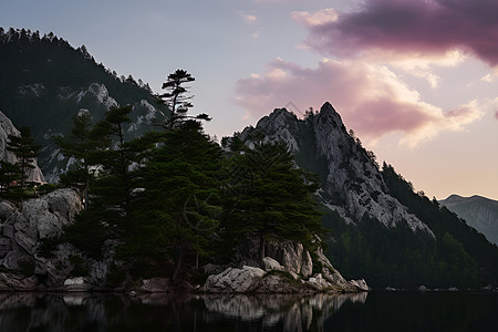 河流上的山脉森林图片