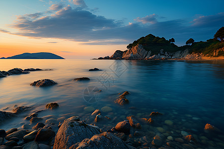 夕阳下的岩石海滩图片