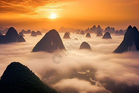 日出迷雾笼罩的山谷景观图片