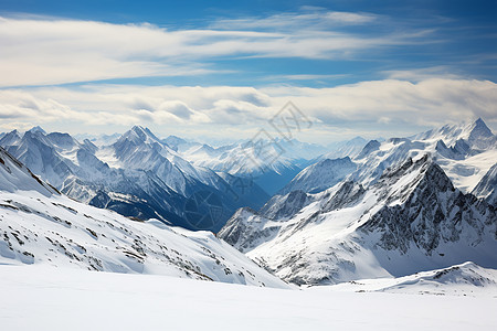 冬季白雪覆盖的雪山景观图片