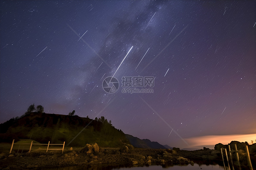 夜空山坡上的流星雨图片