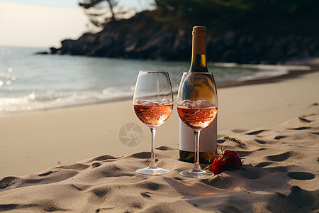 热带沙滩上的红酒杯图片