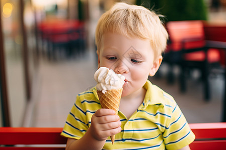 吃冰淇淋的可爱男孩背景图片