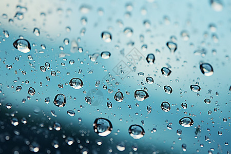 透明玻璃上滴落的雨滴图片