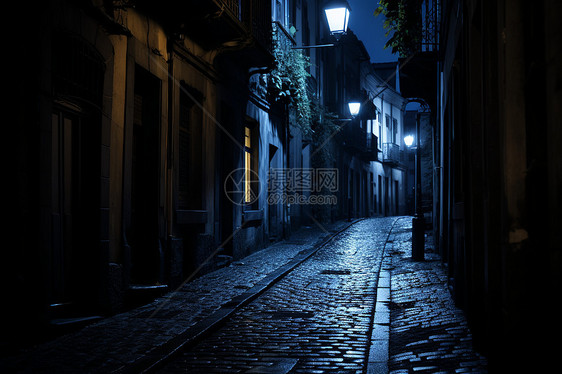 微弱灯光的老城区街道图片