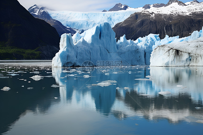 湖泊中的一座大冰川图片