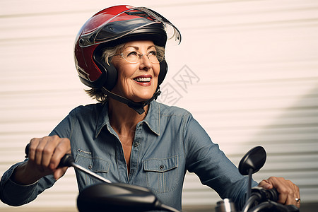 安全骑行摩托的外国女子背景图片
