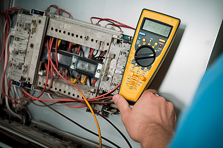 电路测试电工使用万用表测试电路背景